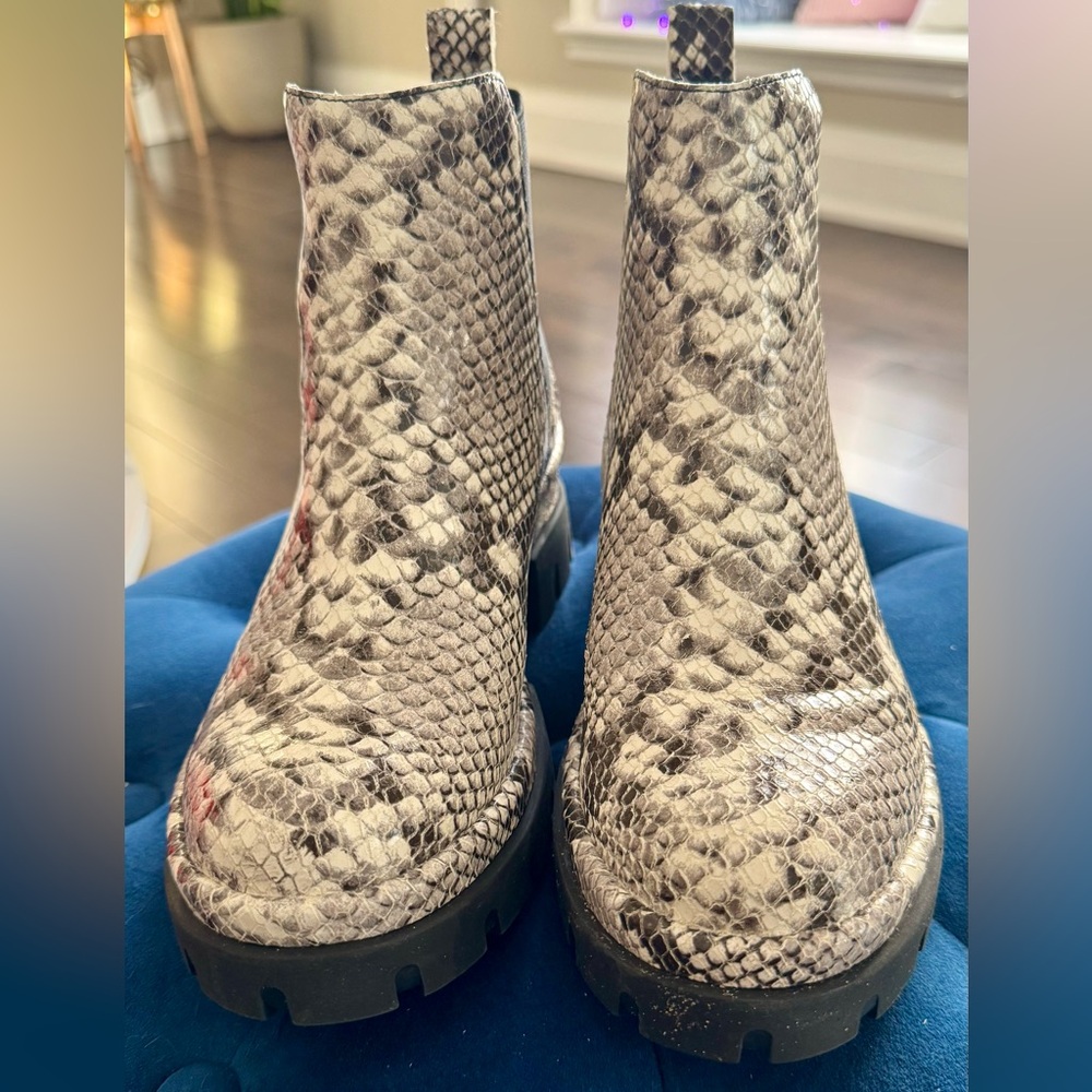 Snakeskin Pattern Wishbone Ankle Boots